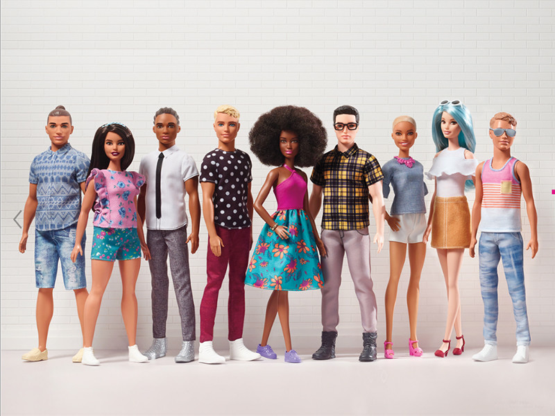 Новый набор бойфрендов для Барби включает в себя 15 кукол. Это худощавые, крепкие и полные Кены с семью оттенками кожи, восемью цветами волос и девятью прическами