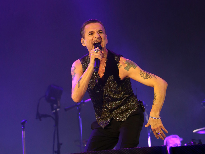 В Минске отменили концерт британской группы Depeche Mode. Причиной отмены выступления стала госпитализация вокалиста Дэйва Гаана
