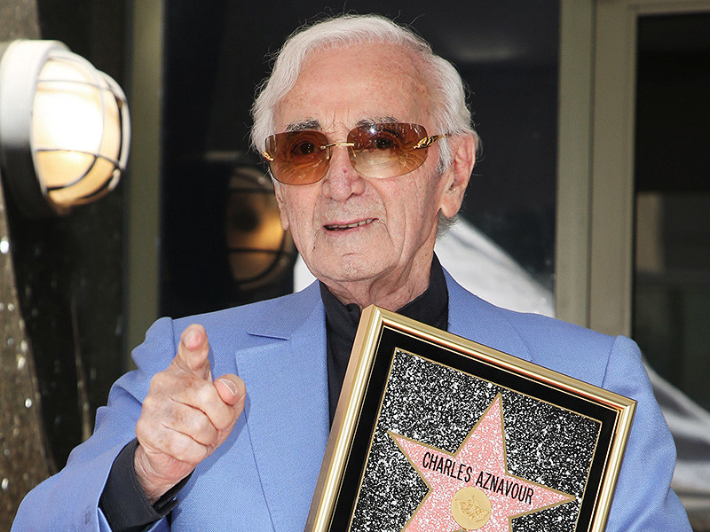 93-летний Шарль Азнавур получил звезду на Аллее славы в Голливуде