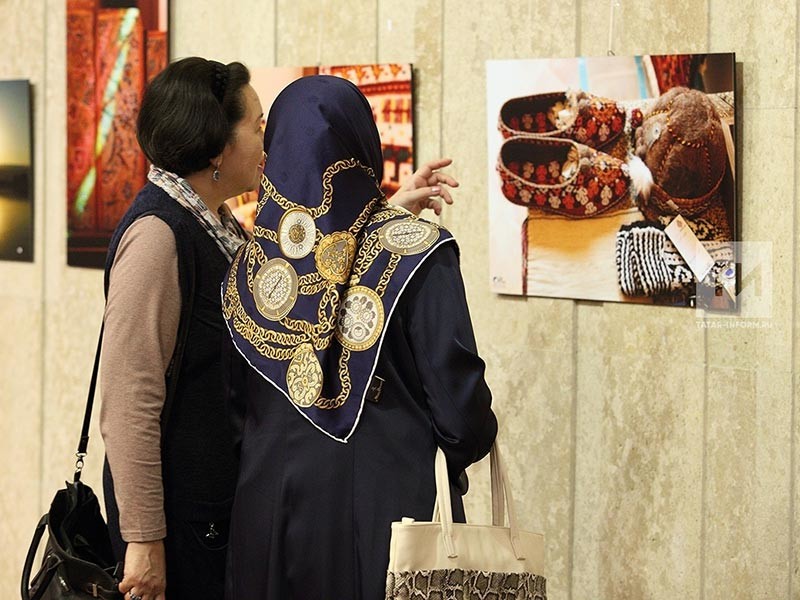 В Национальном культурном центре "Казань" во вторник, 17 октября, открылась фотовыставка 11-летнего вундеркинда Хадема Азгади Парсы "Архитектура и природа в Иране". Вместе с юным фотографом свои работы представил его учитель Киани Хосейн

