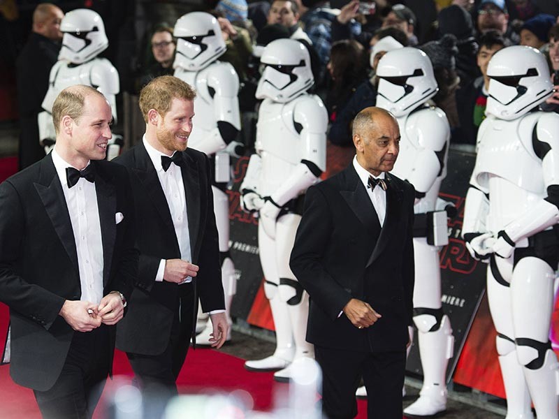 Принц Уильям и принц Гарри, снявшиеся в эпизодических ролях в восьмом эпизоде саги "Звездные войны: Последние джедаи", посетили 12 декабря европейскую премьеру космического блокбастера, состоявшуюся в лондонском Альберт-холле


