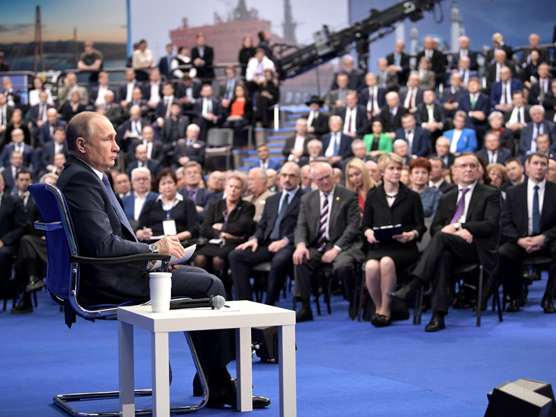 Владимир Путин во время предвыборной встречи со своими доверенными лицами в Гостином дворе