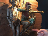 Первый в мире памятник музыканту Дэвиду Боуи будет официально открыт 25 марта в городе Эйлсбери, графство Бэкингемшир, Англия