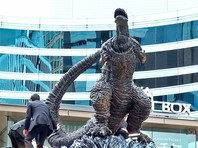 В центре Токио появился трехметровый памятник легендарному киномонстру Годзилле (ФОТО)