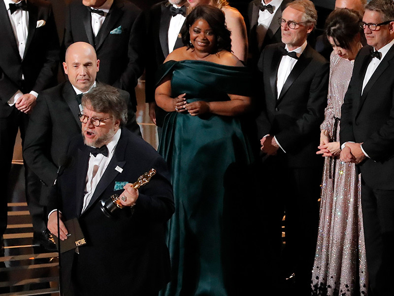 Картина мексиканского режиссера Гильермо дель Торо "Форма воды" получила премию "Оскар" в номинации "Лучший фильм"