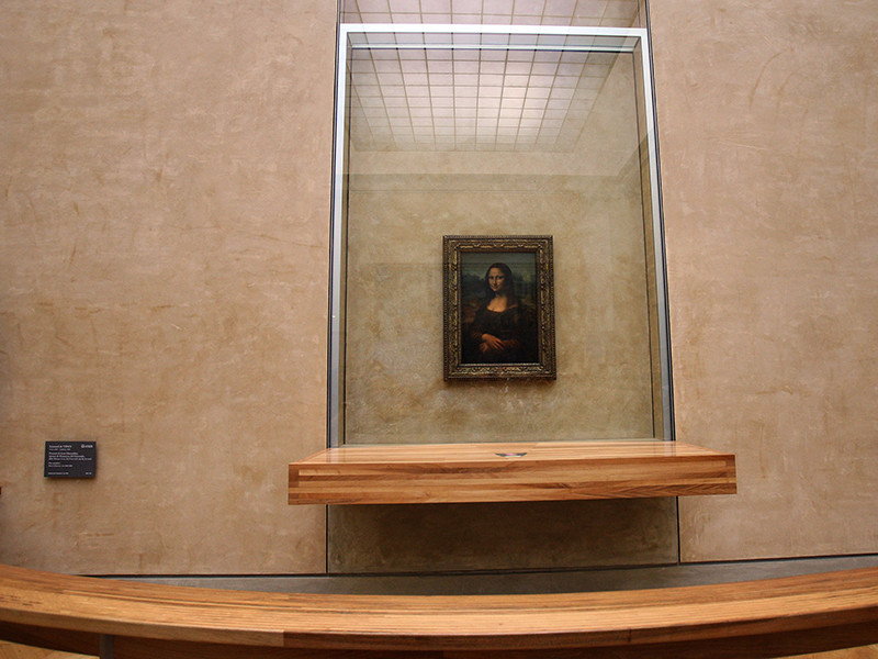 С 2005 года "Мона Лиза" экспонируется в Лувре в отдельном помещении. Кроме того, она находится внутри прозрачного пуленепробиваемого футляра, дабы на нее не воздействовали никакие внешние факторы
