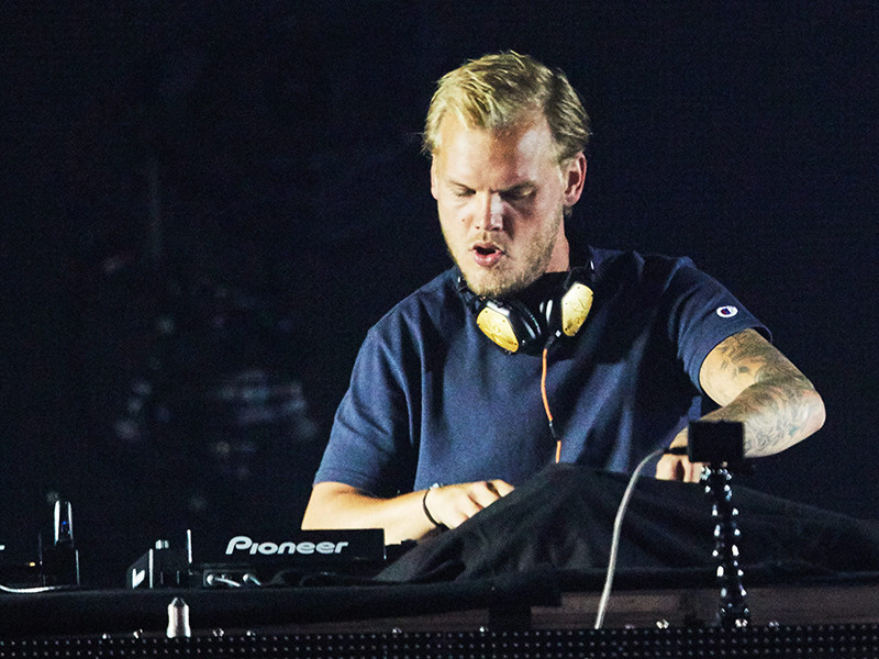 Композиции 28-летний шведского музыканта Тима Берглинга, выступавшего под псевдонимом Avicii (вариант написания слова avici, обозначающего ад у буддистов) и скончавшегося в пятницу, 29 января, в Омане, заняли почти половину из 50 первых мест на стриминговой платформе Spotify