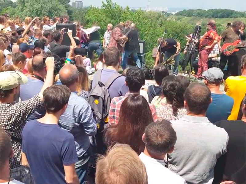 Националист попытался сорвать уличный концерт Бориса Гребенщикова в Киеве