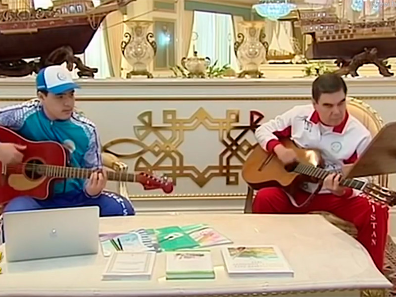 Президент Туркмении в отпуске сочинил, перевел на английский и спел вместе с внуком песню "Спортивный Туркменистан"
