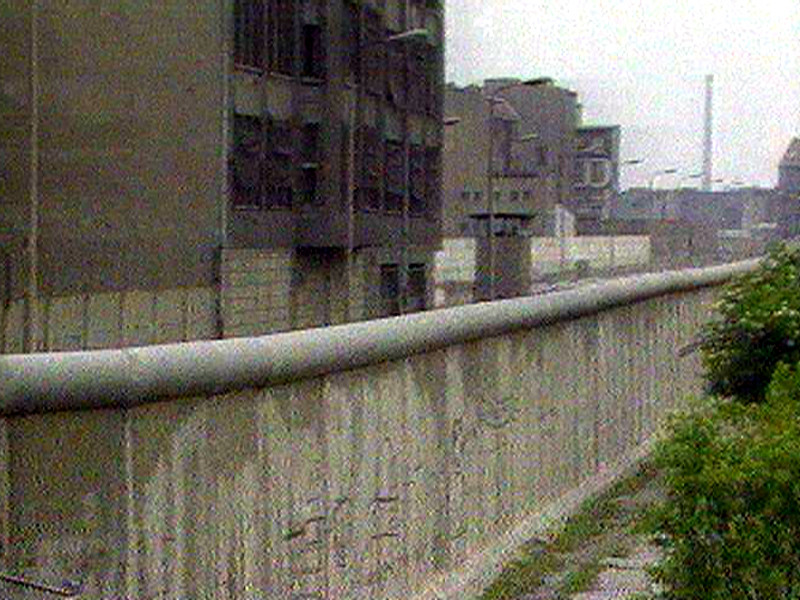 В Германии решили восстановить Берлинскую стену на деньги спонсора Ксении Собчак. Там появится закрытая на месяц зона а-ля "назад в прошлое"