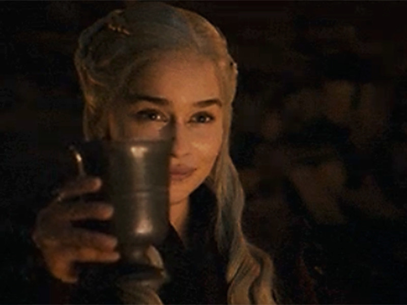 Создатели сериала "Игра престолов" шутливо извинились за ляп в четвертой серии финального сезона - появление стаканчика с кофе в кадре с Дейенерис Таргариен
