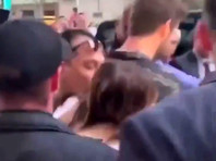 Cексуальные домогательства фаната к Майли Сайрус засняли на ВИДЕО в толпе в центре Барселоны