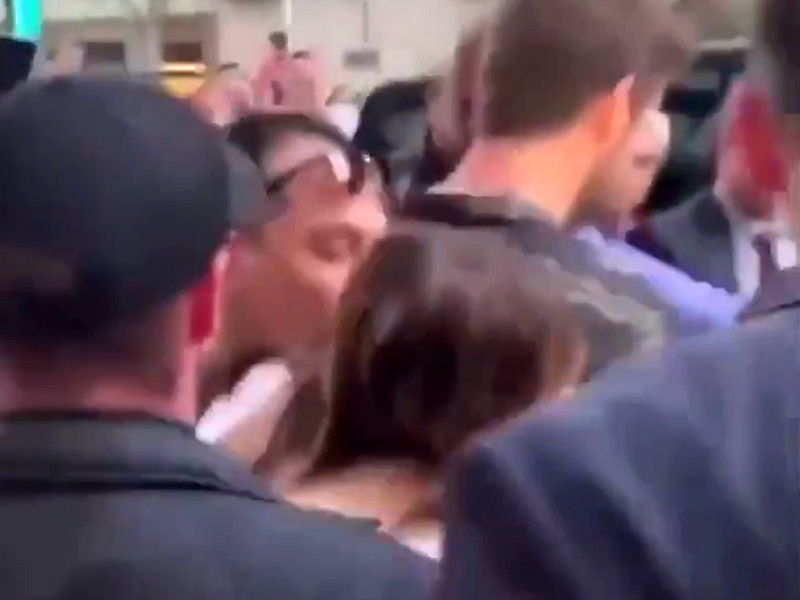 26-летнюю певицу в толпе схватили за волосы и насильственно поцеловали. Все это произошло в тот момент, когда Сайрус продиралась через толпу поклонников, выйдя из отеля