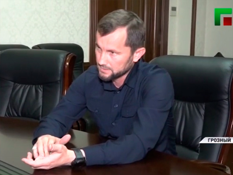 Чеченский министр культуры Хож-Бауди Дааев отчитал нескольких непрофессиональных певцов и певиц, которые выкладывают в интернете песни в собственном исполнении без согласования репертуара с властями