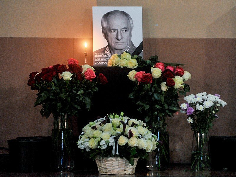 Цветы в память о художественном руководителе Московского государственного театра "Ленком" Марке Захарове