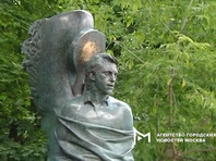 "Отрезал папе голову": поклонники Высоцкого раскритиковали реконструированный памятник на Ваганьковском кладбище (ФОТО)