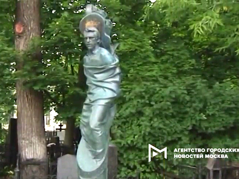 Памятник на могиле артиста Владимира Высоцкого на Ваганьковском кладбище подвергся изменениям