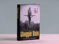 Дебютный роман 44-летнего Стюарта "Шагги Бейн" рассказывает о бедной семье в Глазго 1980-х годов