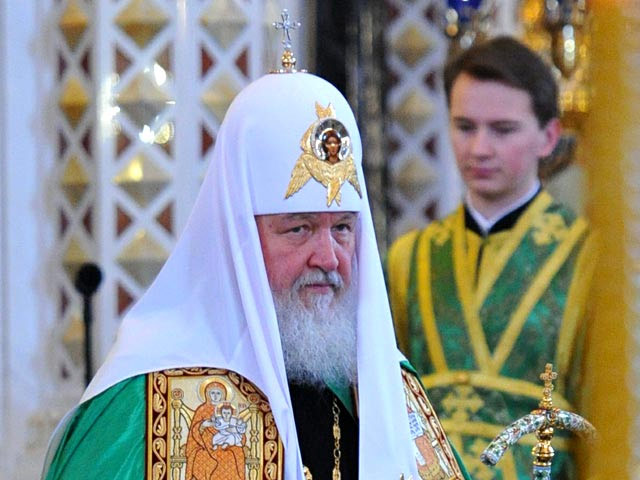 Патриарх Московский и всея Руси Кирилл во вторник возглавил литургию в храме Христа Спасителя, а затем откроет торжества на Красной площади, которые начнутся праздничным концертом