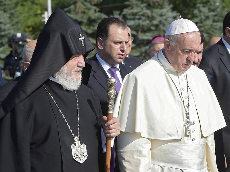 Понтифик рассказал, почему в ходе визита в Армению он употребил термин "геноцид"