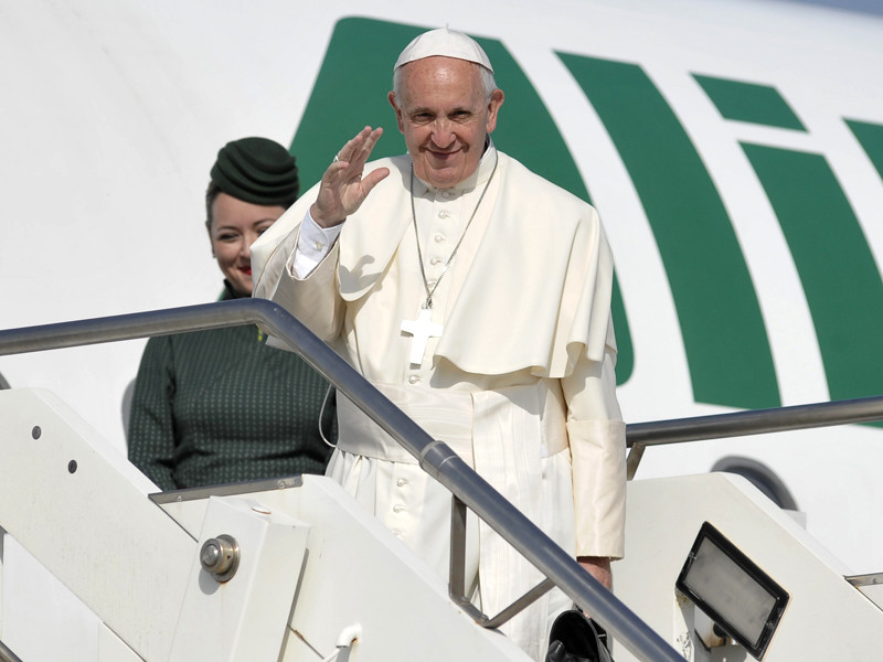 Папа Римский Франциск заявил в пятницу журналистам, сопровождающим его на борту самолета по пути в Армению, что нужно с уважением отнестись к решению британцев о выходе из ЕС