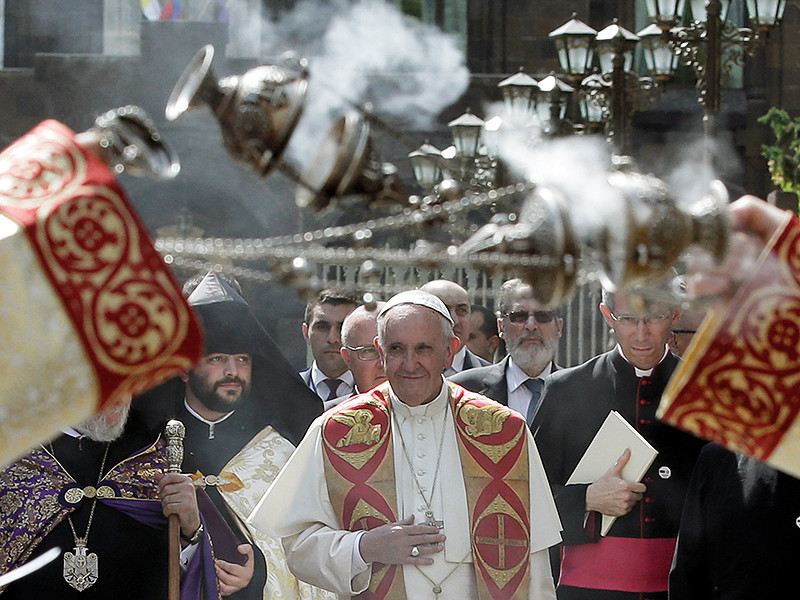 Глава Римско-католической церкви Папа Римский Франциск прибыл в пятницу в Армению по приглашению руководства республики и главы Армянской апостольской церкви