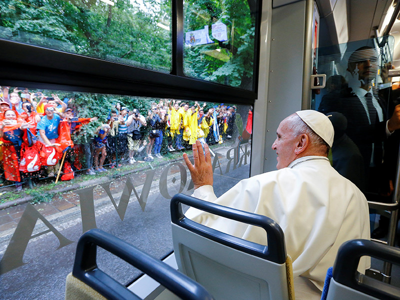 Папа Римский Франциск решил поехать на Краковские луга "Блони" не лимузином, не папамобилем, а... трамваем