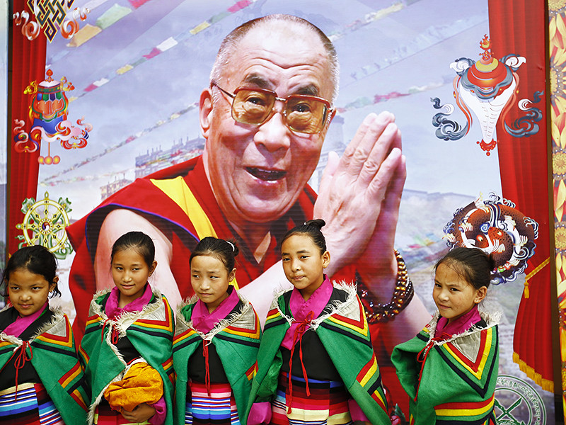 Буддисты России и других стран мира отмечают в среду 81-летие своего духовного лидера - Далай-ламы XIV Тэнцзина Гятцо, родившегося 6 июля 1935 года в Тибете