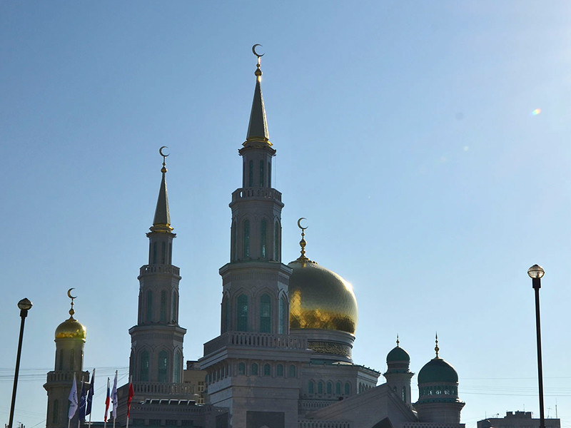 В Московской соборной мечети перед началом торжественного намаза, посвященного празднику Ураза-байрам, по неизвестной причине сработали датчики, реагирующие на дым, установленные в помещении на подземном этаже мечети