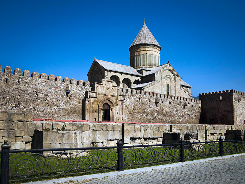 Светицховели - патриарший собор, был построен  в 1010-29-х годах зодчим Арсукисдзе