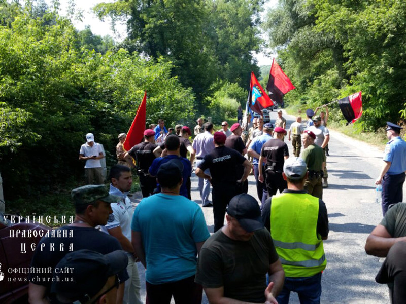 Украинские радикалы не пустили крестный ход через центр Житомира