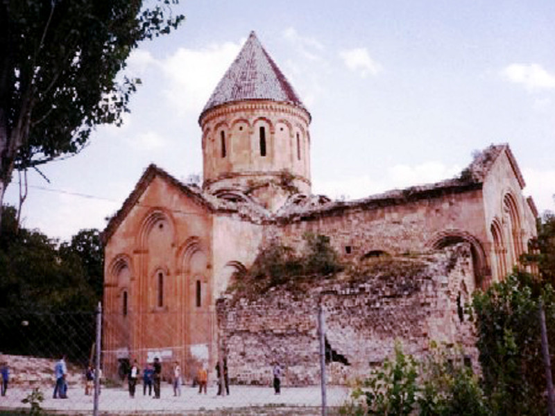 В северо-восточной части главного  храма грузинского монастырского комплекса Ишхани, отошедшего к Турции, специалистами тбилисского Центра исследований обнаружено уникальное захоронение