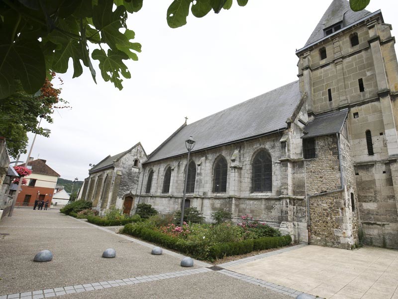 Земля возле храма в Нормандии, где убили священника, была отдана мусульманам под мечеть