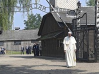 Папа Римский помолился в Освенциме о погибших в концлагере и пообщался с бывшими узниками