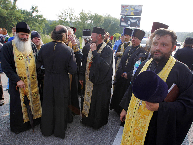Участники Крестного хода собираются на молебен в центре Киева
