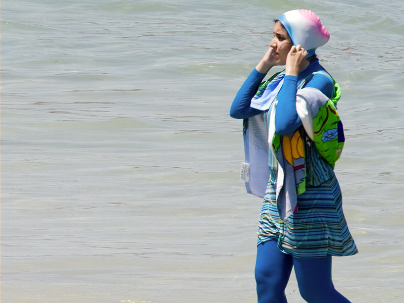 Общественный бассейн городка Хайнфельд в Нижней Австрии отныне запрещено посещать в буркини - купальном костюме для правоверных мусульманок