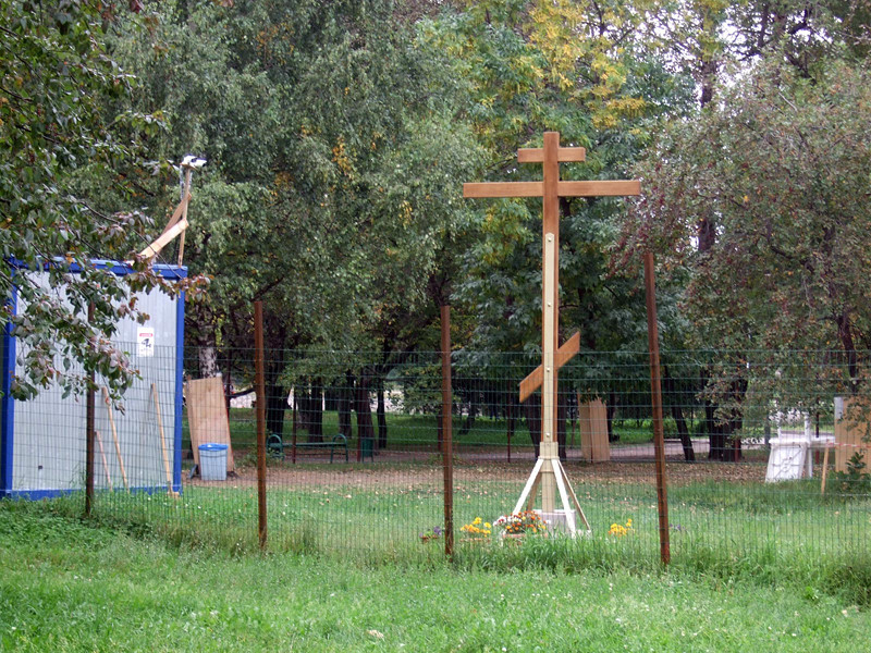 Полиция задержала двух человек, пытавшихся в ночь на 29 августа сломать провозглашаемый крест, воздвигнутый на месте строительства православного храма в парке "Торфянка" в Лосиноостровском районе Москвы, против возведения которого протестуют местные жители