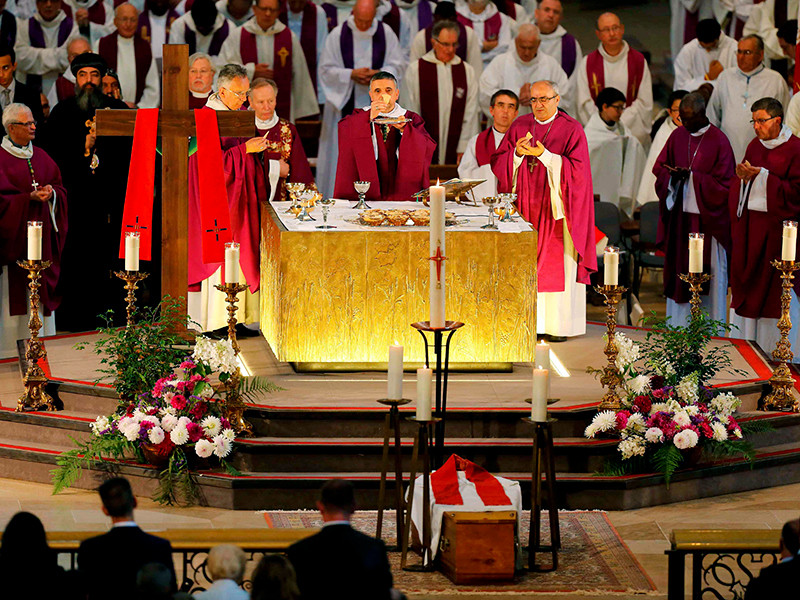 В Руанском соборе во вторник был совершен чин погребения священника Жака Амеля, погибшего в результате захвата исламистами католического храма в населенном пункте Сент-Этьен-дю-Руврэ близ города Руан