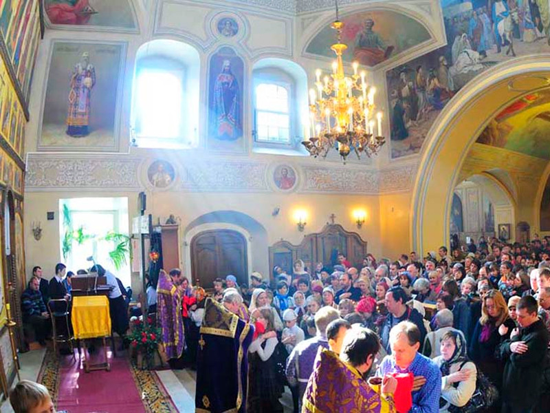 В московском храме святых Космы и Дамиана в Шубине 4 августа традиционно совершается молитвенное поминовение двух православных пастырей
