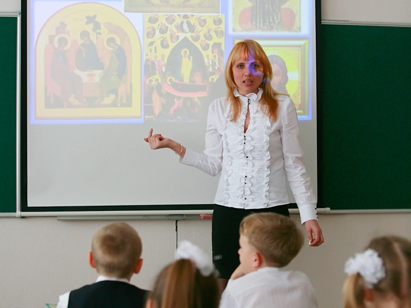 СМИ ранее сообщили, что Российская академия образования направила на экспертизу в ряд организаций проект курса "Православная культура" для школьников, который якобы предполагается сделать обязательным для всех классов