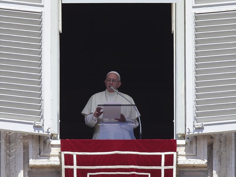 Папа Римский прервал свою речь, чтобы помолиться о жертвах землетрясения в Италии