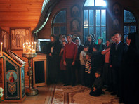 Президент России Владимир Путин (второй справа) на Рождественском богослужении в Троице-Георгиевском монастыре в селе Лесное Адлерского района Сочи, 7 января 2013 года