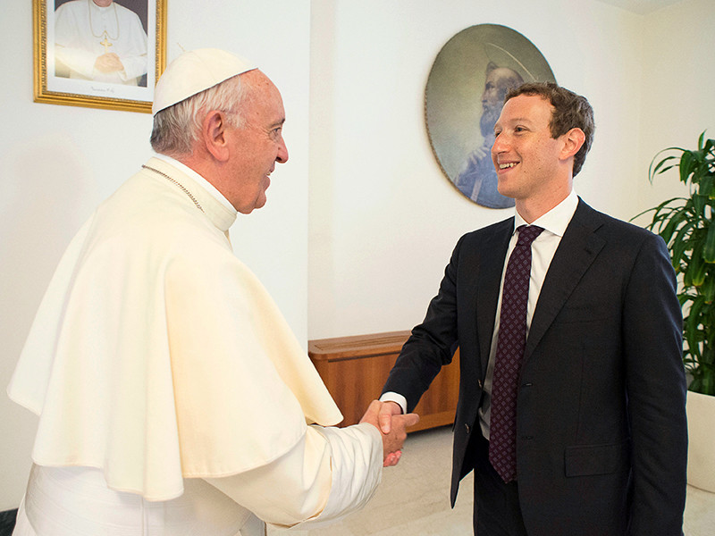 Основатель социальной сети Facebook Марк Цукерберг вместе со своей женой Присциллой Чан побывали на аудиенции у Папы Римского в Ватикане