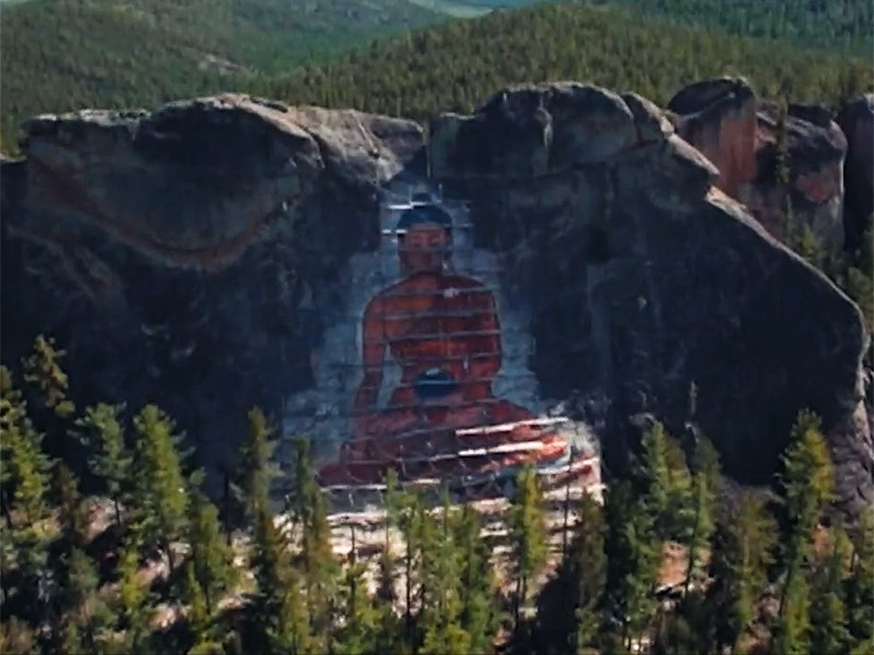 Гигантское изображение Будды Шакьямуни появилось на скале около села Баян-Гол Хоринского района Бурятии. Высота изображения - 33 метра, оно частично вырублено в скале