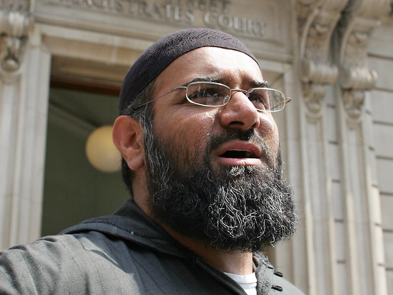 В Великобритании суд приговорил известного радикального исламистского проповедника Анджема Чаудари к 5,5 годам лишения свободы за поддержку запрещенной в РФ террористической организации "Исламское государство"