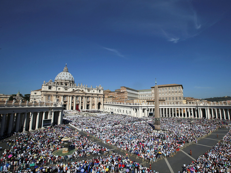 За ожидаемым событием на центральной площади Ватикана наблюдали сотни тысяч человек
