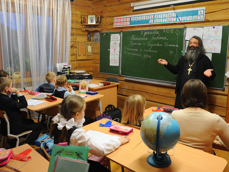 Число российских школьников, изучающих "Основы православной культуры" (ОПК), растет из года в год