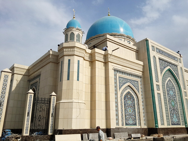В столице Узбекистана Ташкенте в пятницу, 7 октября, на месте мечети "Джурабек" открылась мечеть "Ислом ота", восстановленная после пожара и переименованная в память о первом президенте Узбекистана Исламе Каримове