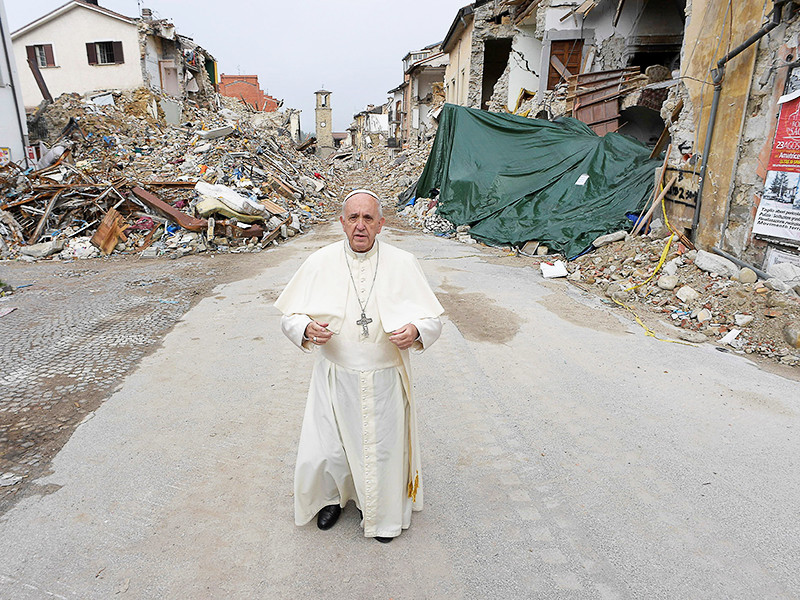 Папа Римский приехал в сильно пострадавший от землетрясения итальянский город Аматриче