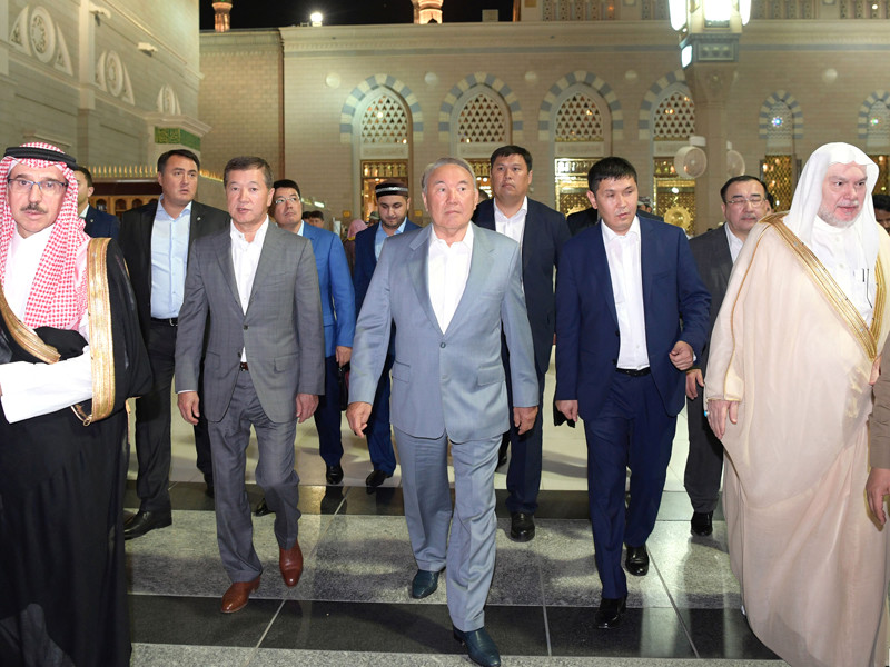 Нурсултан Назарбаев посетил мечеть Пророка Мухаммада в Медине